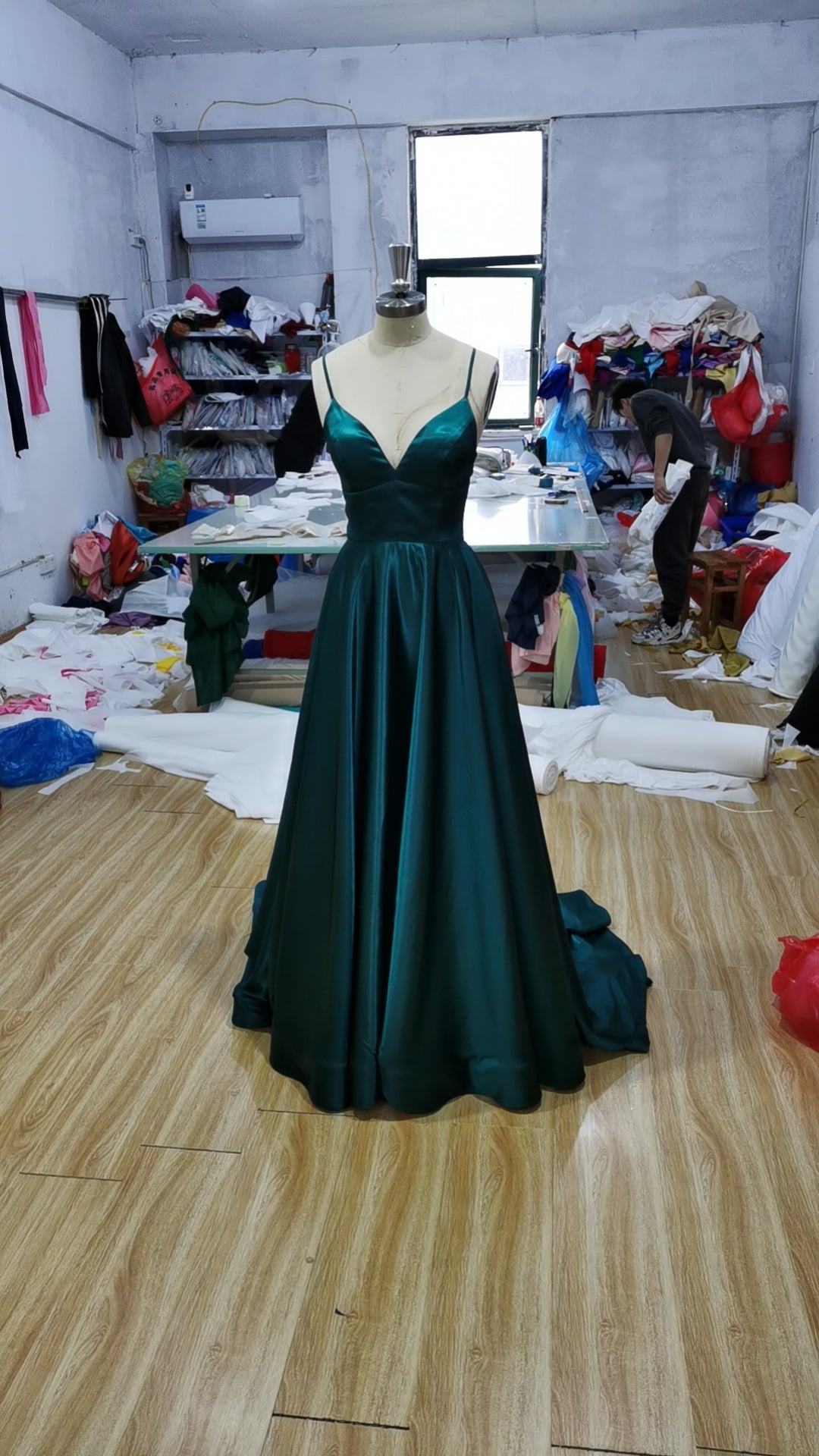 Elegant Long Satin V-Neck Prom Dresses With Pockets A-Line Spaghetti Straps Sweep Train Birthday Dresses for Women
