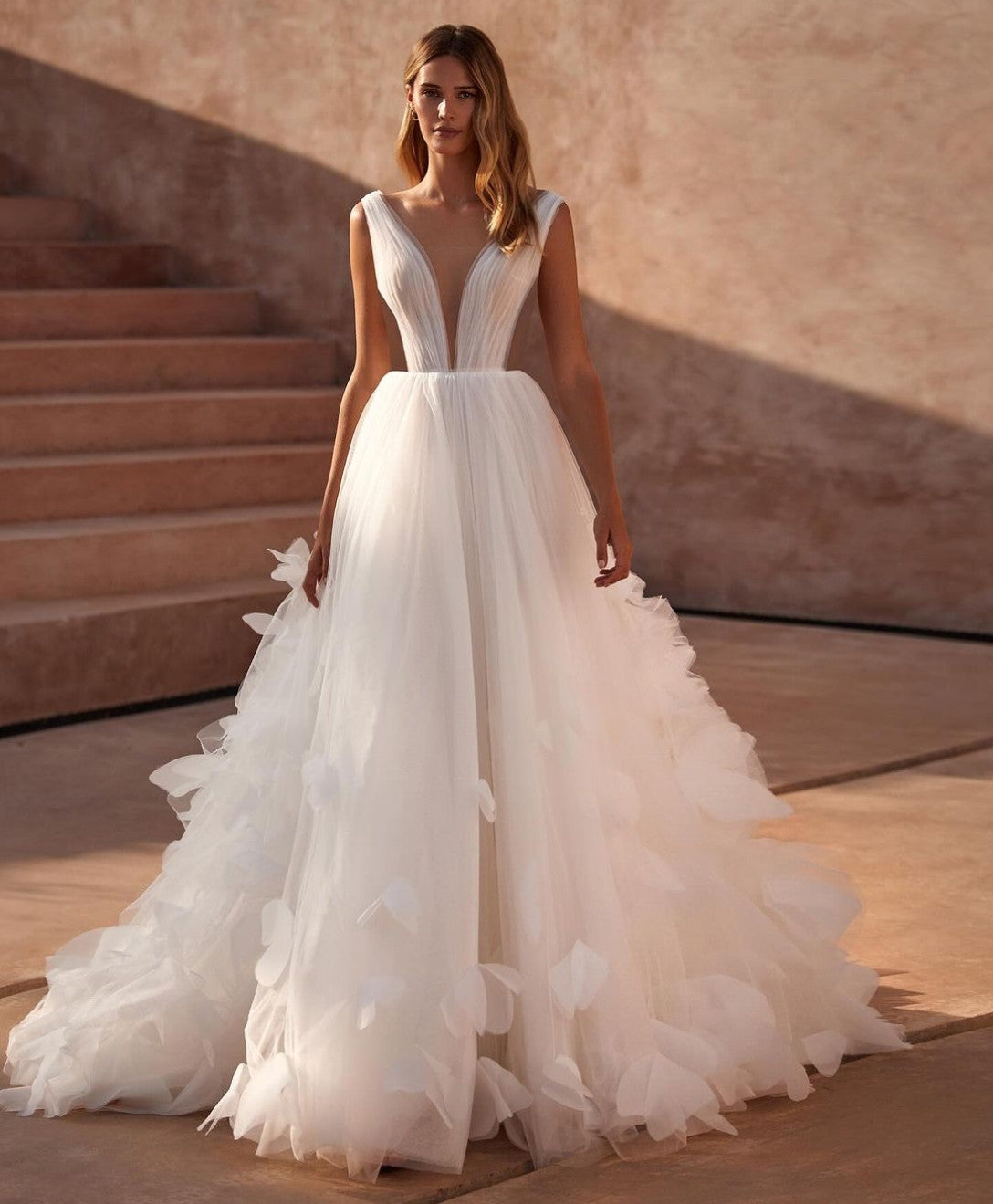 Elegant A-Line V-Neck Tulle Wedding Dresses With Hand Made Decorations Ivory Pleated Bridal Gowns for Women