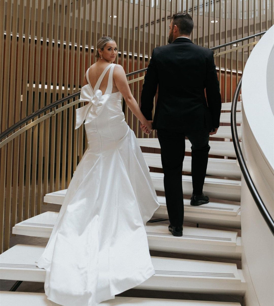 Sexy Long Satin Ivory Wedding Dresses With Bow Mermaid V-Neck Court Train Bridal Gowns for Women