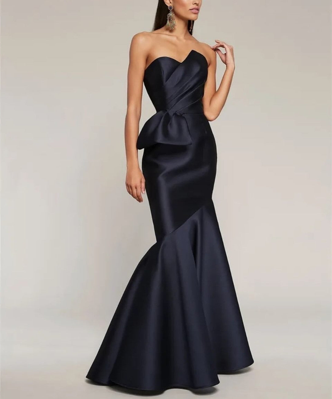 Vintage Long Scalloped Satin Prom Dresses With Peplum Mermaid Black Zipper Back Floor Length Evening Dresses for Women