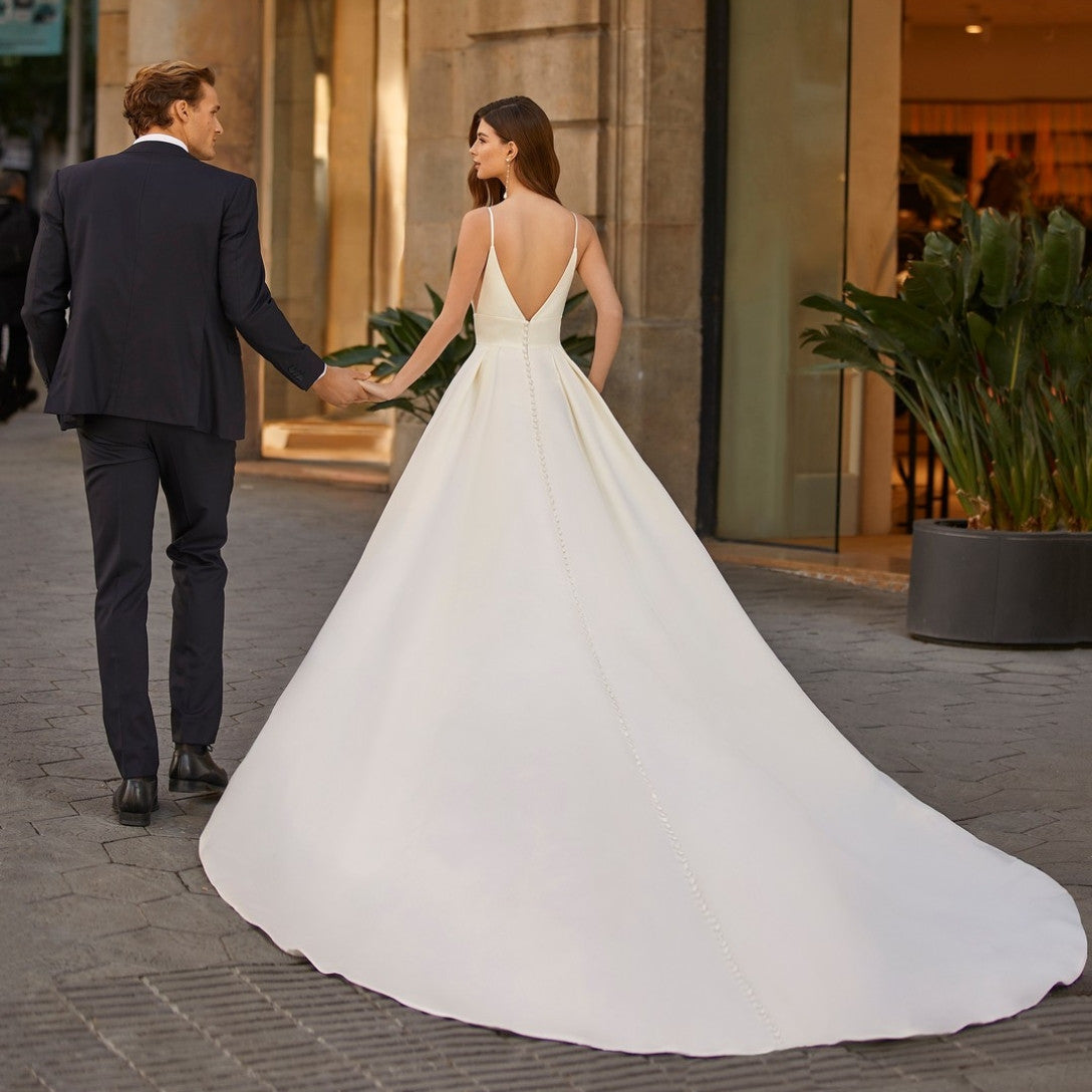 Elegant Long Ivory Satin Wedding Dresses With Pockets A-Line Spaghetti V-Neck Courtt Train Evening Dresses for Women