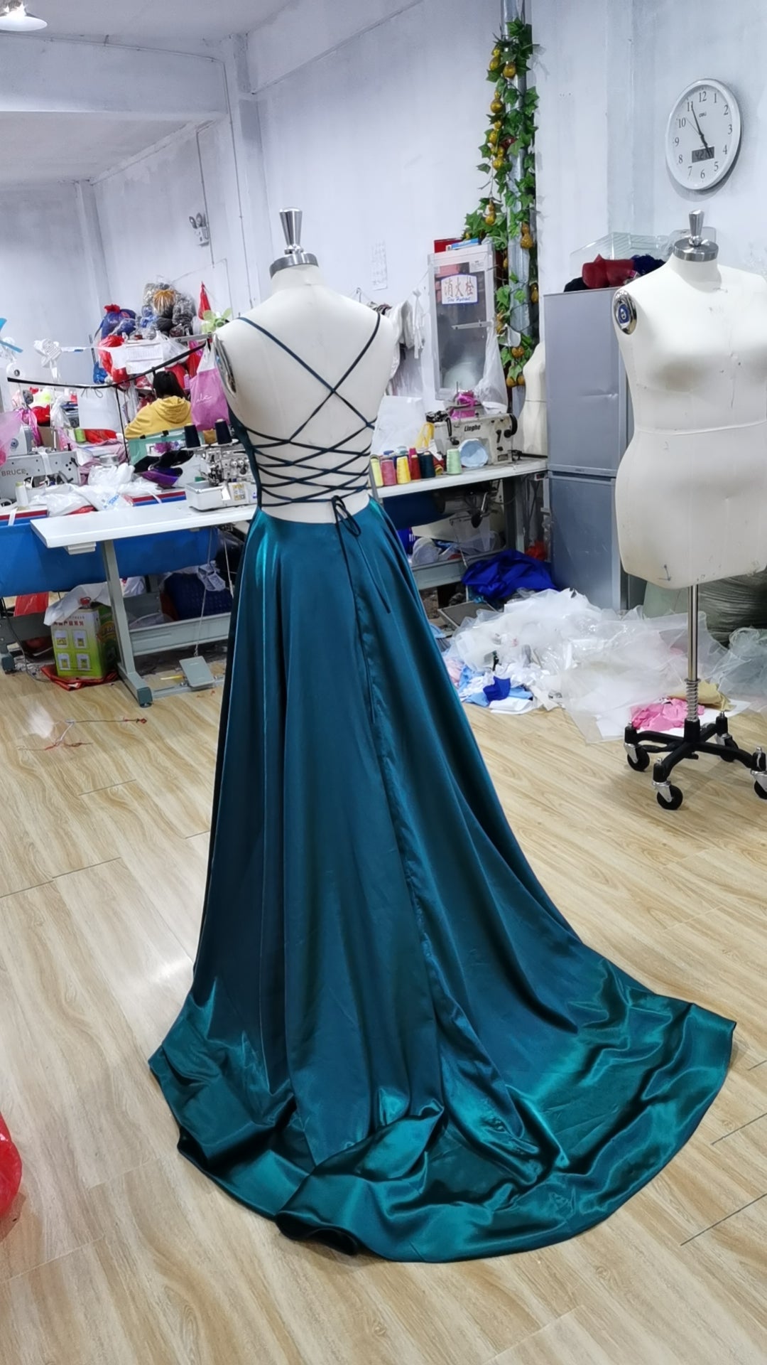 Elegant Long Satin V-Neck Prom Dresses With Pockets A-Line Spaghetti Straps Sweep Train Birthday Dresses for Women
