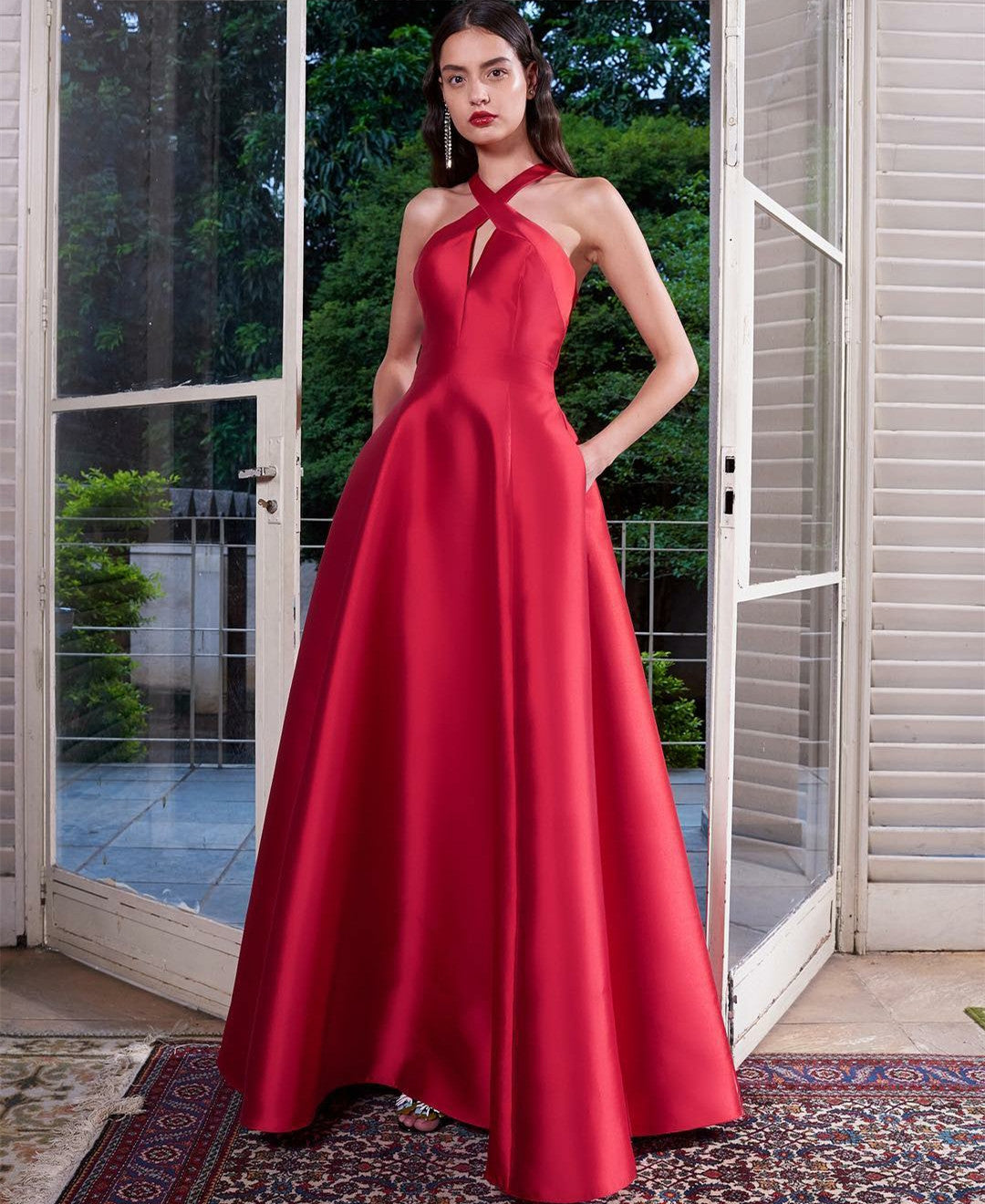 Elegant Long Red Halter Evening Dresses With Pockets A-Line Satin Open Back حزب اللباس Floor Length Party Dress for Women