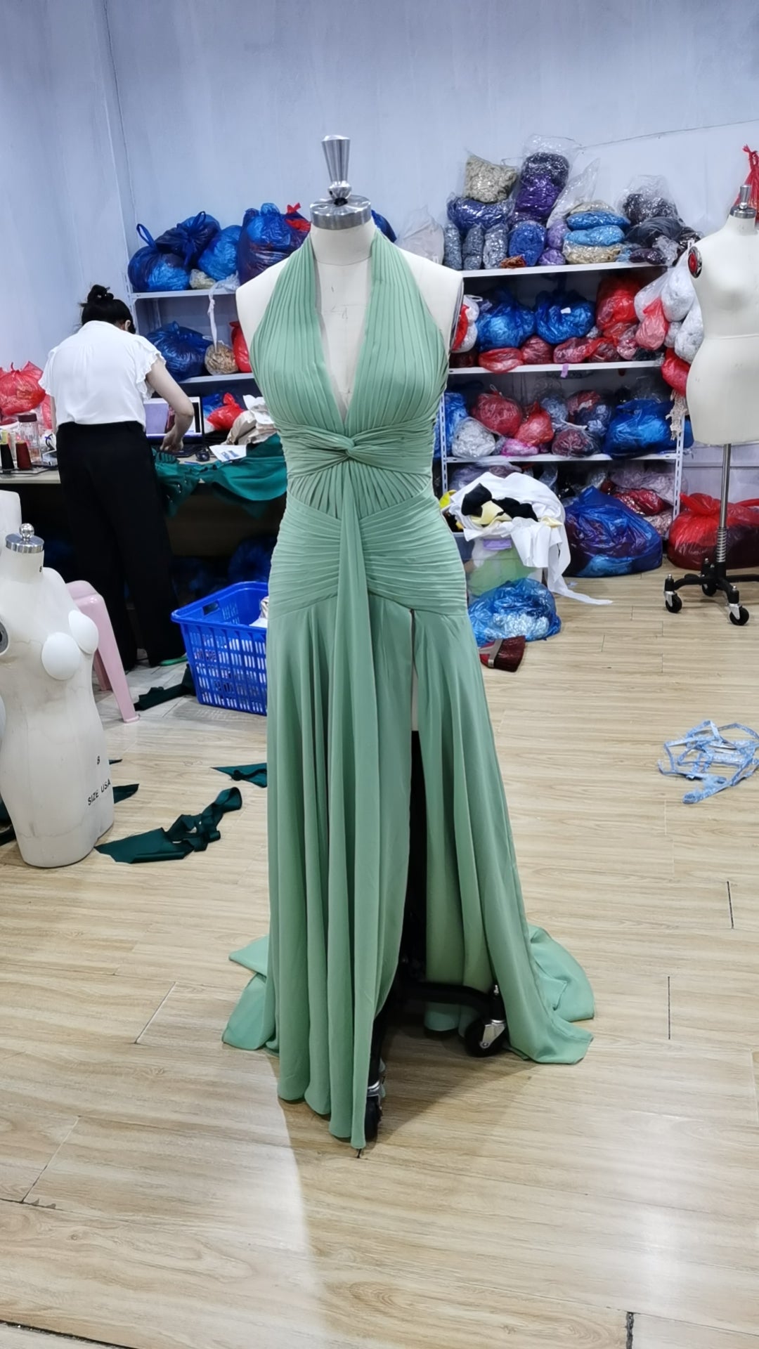 Sexy Long Chiffon Green Evening Dresses with Slit A-Line V-Neck Pleated Open Back Formal Party Gowns for Women