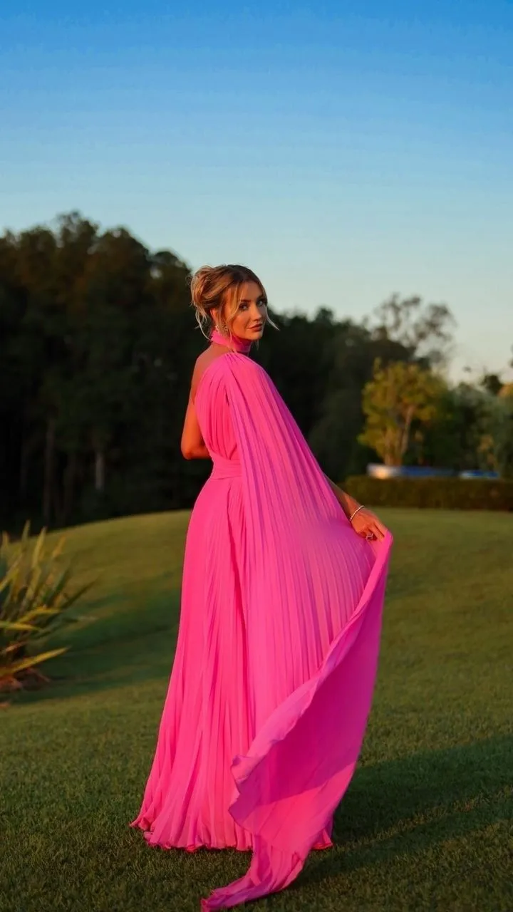 Elegant Long Chiffon Hot Pink Evening Dresses With Cape A-Line Halter Pleated Floor Length Prom Formal Party Dress for Women