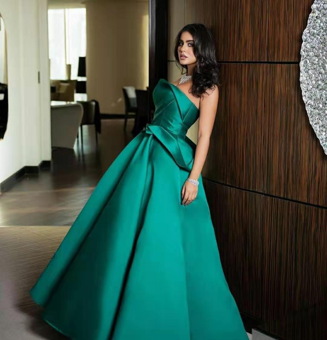 Elegant Long Green Satin Scalloped Evening Dresses With Pockets A-Line Sleeveless Floor Length Zipper Back Prom Dress for Women