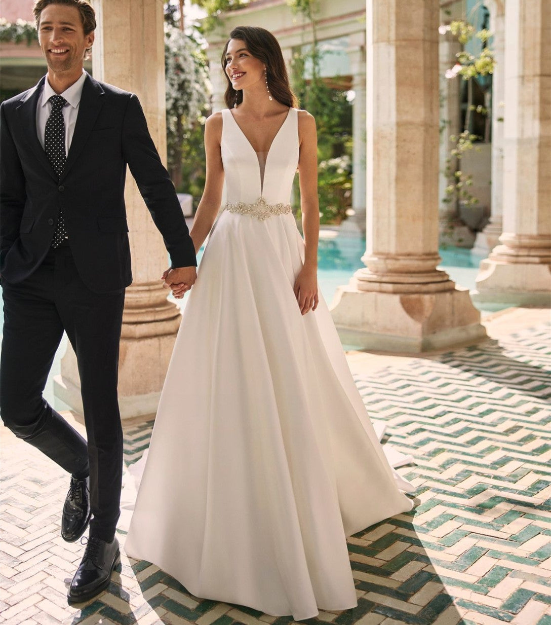 Elegant Long Ivory V-Neck Wedding Dresses With Beaded Belt/Pockets A-Line Sleevelss Satin Sweep Train Bridal Gowns for Women
